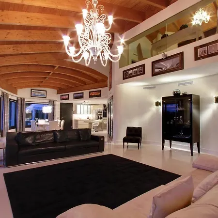10 Bedrooms New Golden Mile, Marbella Villa Estepona