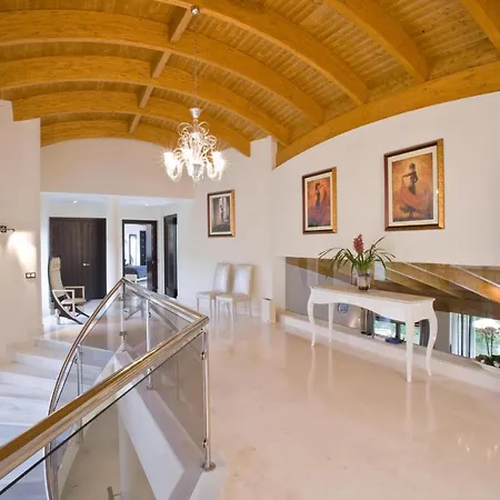 10 Bedrooms New Golden Mile, Marbella Villa *