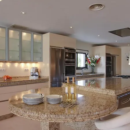 10 Bedrooms New Golden Mile, Marbella Villa *