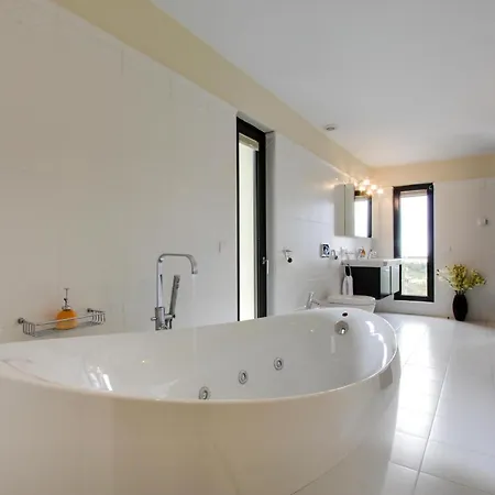 10 Bedrooms New Golden Mile, Marbella Villa Estepona