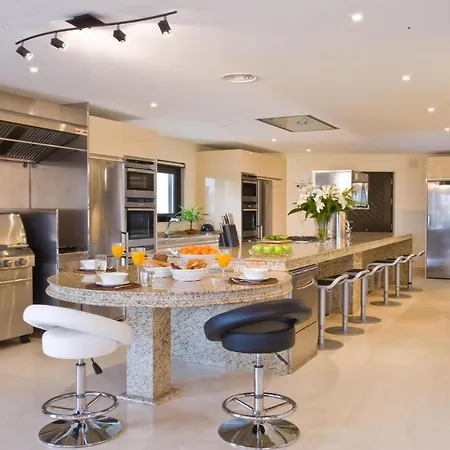 10 Bedrooms New Golden Mile, Marbella Villa